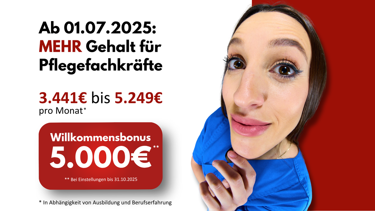 Junge Pflegefachkraft mit lustigem Nahaufnahme-Effekt, daneben Text zu Verdienstmöglichkeiten (3.441 € bis 5.249 €) und Willkommensbonus von 5.000 € in Beelitz.
