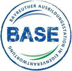 Zu sehen ist das Logo unserer Ausbildungsstation BASE.