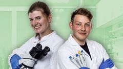 Zwei MTL Auszubildende. Die Frau hält ein Mikroskop in der Hand, der Mann Pipetten. Im Hintergrund ist eine Laborumgebung zu sehen.