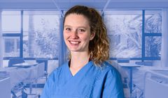 Auszubildende im Bereich Pflege. Im Hintergrund ist ein Klassenzimmer zu sehen. 