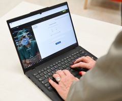 Bewerberin gibt ihre Bewerbung in das Online Portal ein und lädt die Dateien hoch. Man sieht einen Laptop, auf dem das Bewerbungsformular der Klinikum Bayreuth GmbH geöffnet ist.  