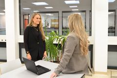 Darstellung eines Vorstellungsgespräches - zwei Personen unterhalten sich.