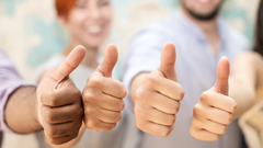 Vier Hände zeigen die Geste Daumen hoch