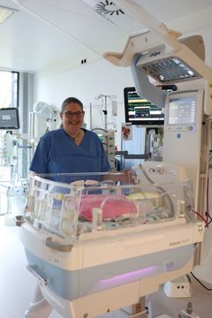 Ärztin am Kinderkrankenbett