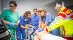 Ärzte*Ärztinnen bei der Notfallversorgung