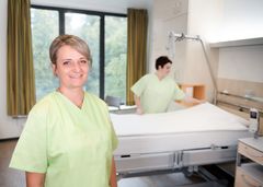 Mitarbeiterin Bettenaufbereitung