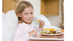 Junge Patientin beim Essen