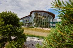 KOMSA Gebäude mit Blick auf die Terrasse und Kantine