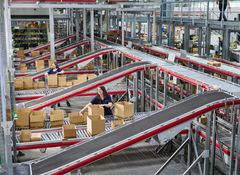 Einblick in die KOMSA Logistik mit Packstrecke und Paketen