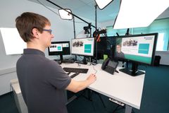Ein KOMSA Mitarbeiter steht am Arbeitsplatz und hält eine digitale Schulung