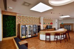 Cafeteria von KOMSA mit Kaffeemaschine und Snackautomaten