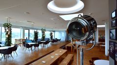 Einblick in die KOMSA Cafeteria mit Sitzgruppen