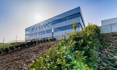 Hauptgebäude der KOMSA bei Sonnenschein