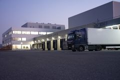KOMSA Hauptgebäude am Abend mit Laderampen für LKW
