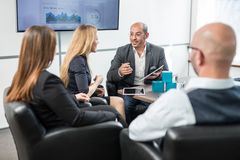 KOMSA Mitarbeiter sitzen am Tisch und geben Feedback