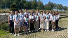 Gruppe von Azubis draußen auf dem Gelände der KOMSA