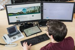 Mitarbeiter der KOMSA sitzt am PC und arbeitet mit neuster Technik