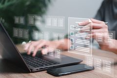 Hände am Laptop während einer Onlinebewerbung bei KOMSA