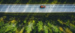 Auto fährt durch grüne Landschaft