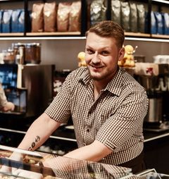 Verkäufer an der Theke