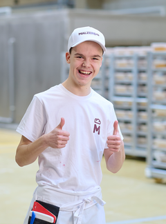 Bäcker-Azubi MALZERS hält die Daumen hoch