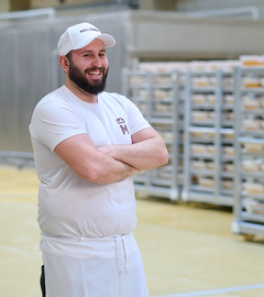  Auszubildernder zur Fachkraft für Lebensmitteltechnik bei MALZERS steht da mit verschränkten Armen 