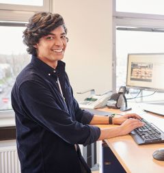 ZWEI AUSZUBILDENDE LERNEN AM LAPTOP