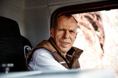 LKW-Fahrer schaut aus dem Führerhaus 