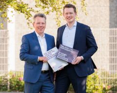 Hans-Joachim und Christian Scherpel mit Nachhaltigkeitsbericht