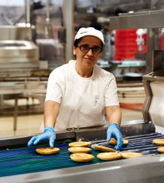 MALZERS Mitarbeiterin stellt Amerikaner her