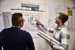 zwei Mitarbeiter stehen am Plan im Filialbau