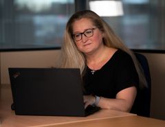 Mitarbeiterin sitzt am Laptop