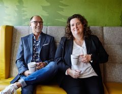 Ausbildungsleiter sitzen im Pausenraum und trinken Kaffee