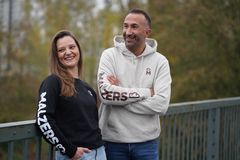 zwei Mitarbeiter von MALZERS in MALZERS Hoodie