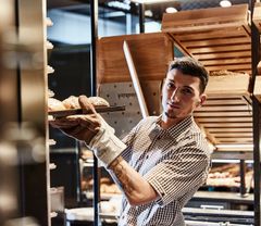 Filialmitarbeiter beim Brötchen backen