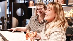 lachende Verkäuferinnen 