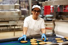 MALZERS Produktionsmitarbeiterin  bei der Produktion von Amerikanern