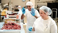 MALZERS Mitarbeitende putzen Erdbeeren in der Backstube