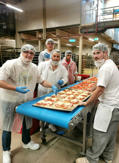 Bäcker Azubis backen Pizza