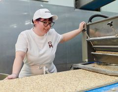 weibliches Falet beobachtet den korrekten Produktionsablauf an der Maschine