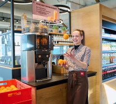 Auszubildende jongliert mit Orangen