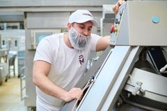 Falet beobachtet die Teigmaschine