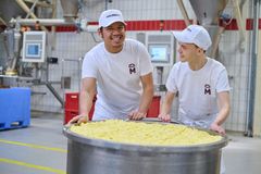 Bäcker Azubis schieben Kessel