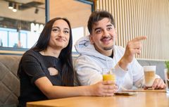 Azubis Malzers in Privatkleidung sitzen im Cafe