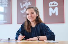 Auszubildende schreibt etwas auf Papier