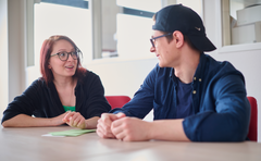 zwei Industriekaufleute im Gespräch