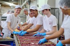 Bäcker belegen Kuchen