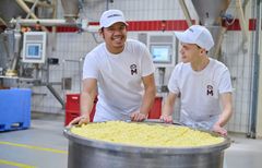 Bäcker Azubis MALZERS schieben Kessel