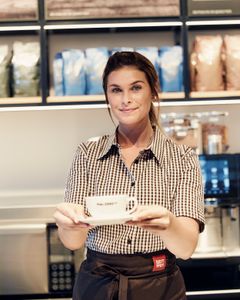 Mitarbeiterin MALZERS serviert Kaffee