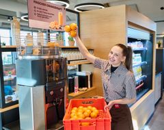 junge Frau füllt Orangen auf